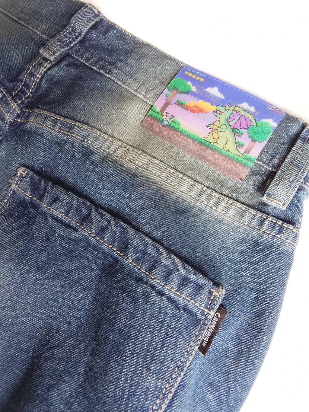 BAGGY JEAN DIRTY WASH
Luce un estilo urbano con